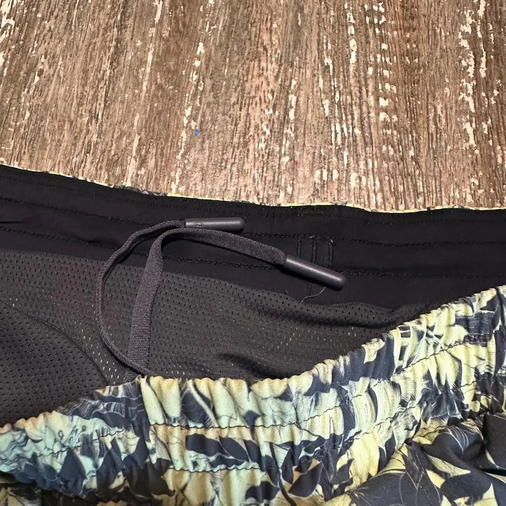 Lululemon Lined Performance Bathing Suit Swim Trunks Tropical 5” Men’s Size L